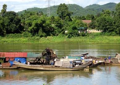 View of the 70-100 cubic meter barges used to transport sand